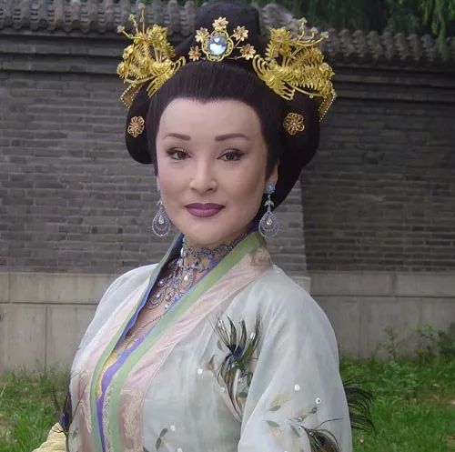 她是恶婆婆专业户,两度离婚,五次封后,将人生活成传奇!