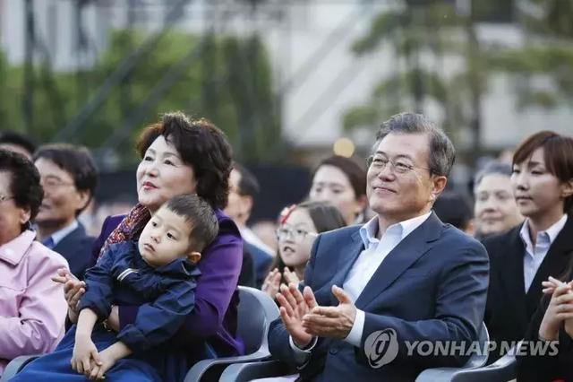 韩国总统携夫人出席音乐会没想到所有人都在关注这个男生