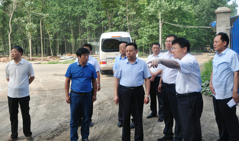 鹿邑县委书记梁建松陪同市督查组调研辖区环保攻坚工作