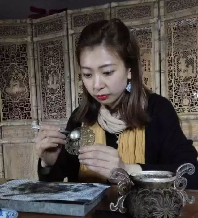 好在,她的女儿王晓璐,已经起头进修,担当她的手艺.