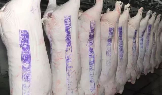 猪肉有盖红章的,还有盖蓝章的,该买哪种?