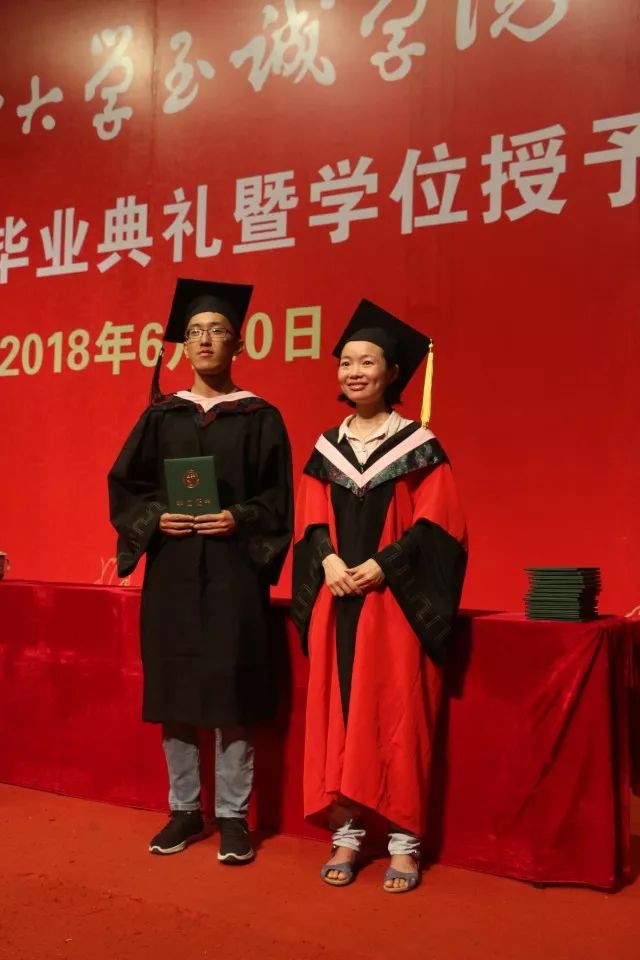 各系系主任颁发学位证书福州大学至诚学院院长,博士生导师朱祖平教授