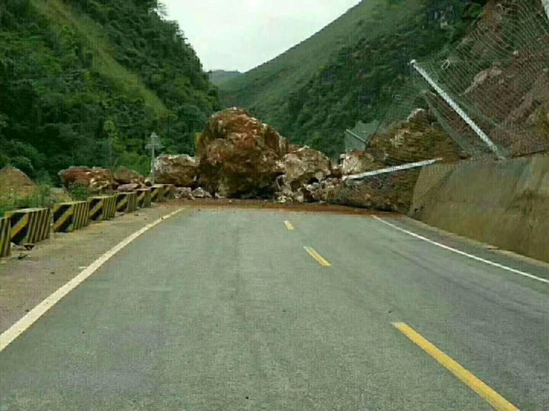 突发!临沧小黑江发生道路塌方,导致交通中断,相互转告.