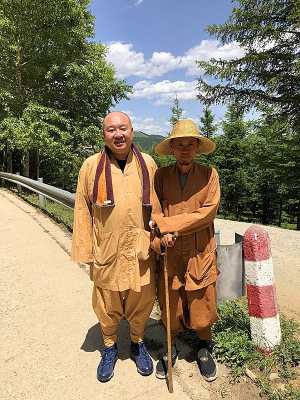 接下来的几天,众弟子将跟随宏信法师与广西桂平龙华寺主持湛空大和尚