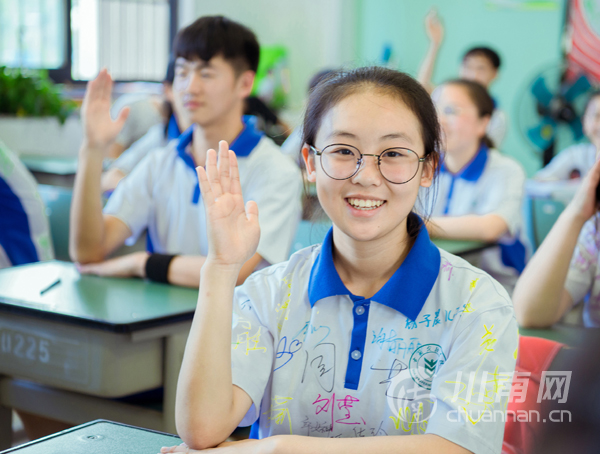 古蔺中学生创意毕业照诠释如诗青春