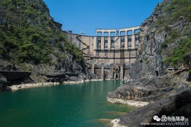 坝外下游的河道峡谷坝内水库,高峡平湖早年同事北邙痴翁观后赋诗,附后