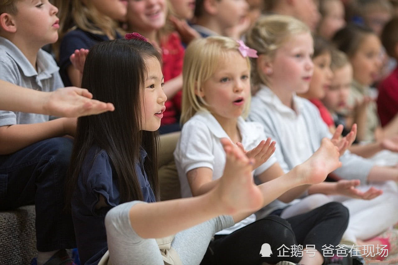 那个被美国人收养的残疾女孩长大了看到如今的她亲生父母一定后悔