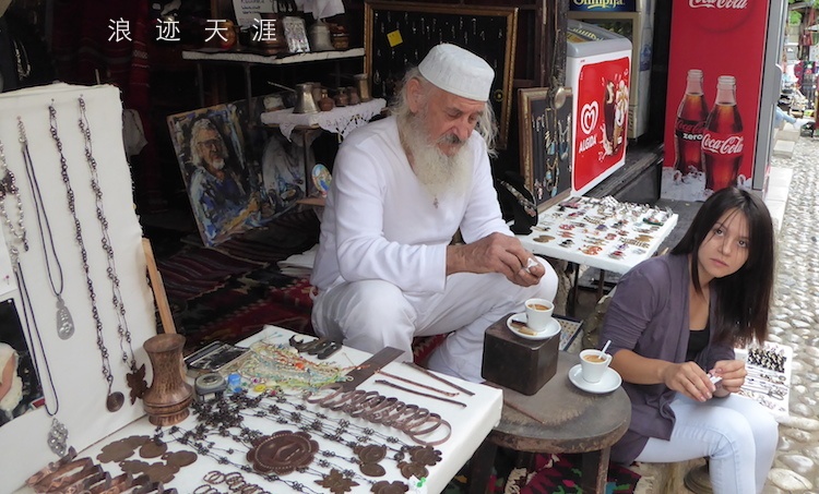 我就是和上图三美女一起游览波斯尼亚美景的,一天游,左边的是导游兼