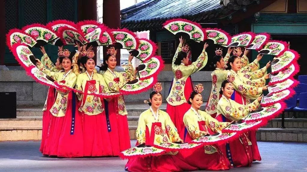 文化 正文 在 "多彩中华"2018全国民族广场舞大赛中  扇子舞是参赛的