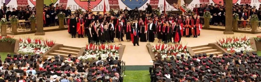 毕业生身穿黑色毕业袍华丽入场,最热闹的毕业典礼当属斯坦福大学了