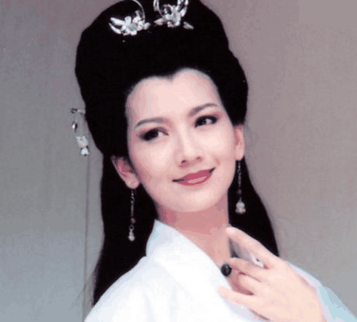 赵雅芝年轻时是标准的大美女,而她最迷人的要数这种淡淡的微笑,非常