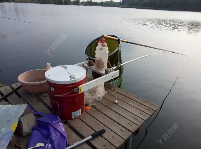 试钓自制窝料和钓桶,意外捅了小草鱼窝