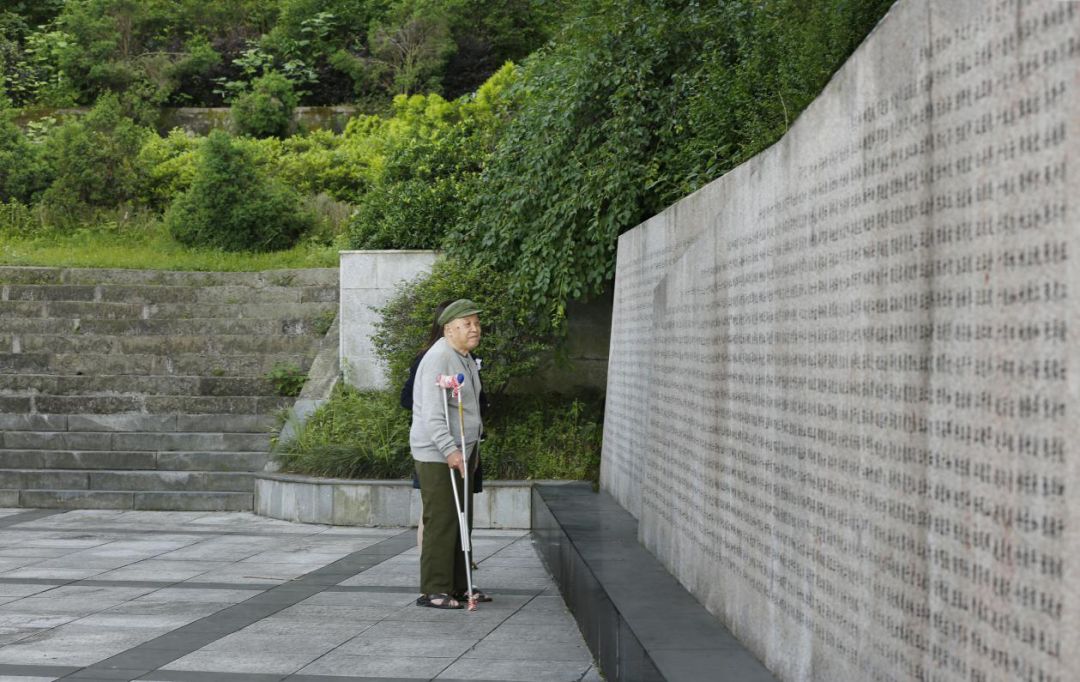 陈科久老人在霍山县红源广场的烈士碑前看望他的哥哥:陈可福陈可福