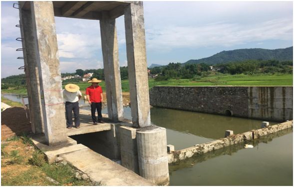 仁化石塘镇安全办对山塘,水库,河道进行巡查.