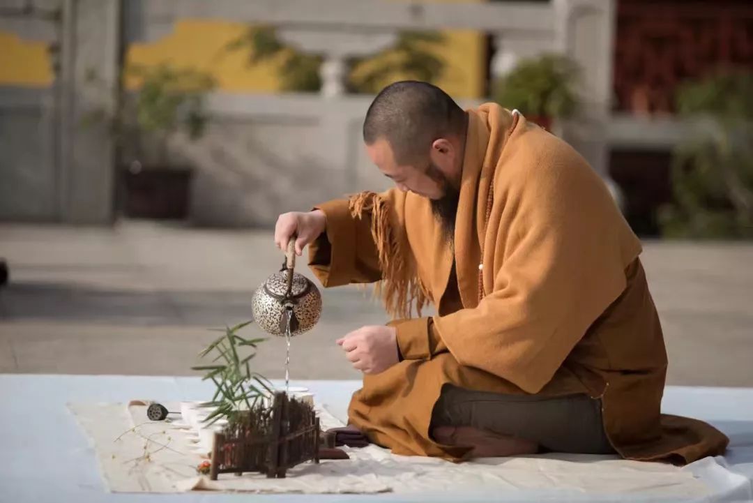 人一走,茶就凉,是自然规律;人没走,茶就凉,是世态炎凉.