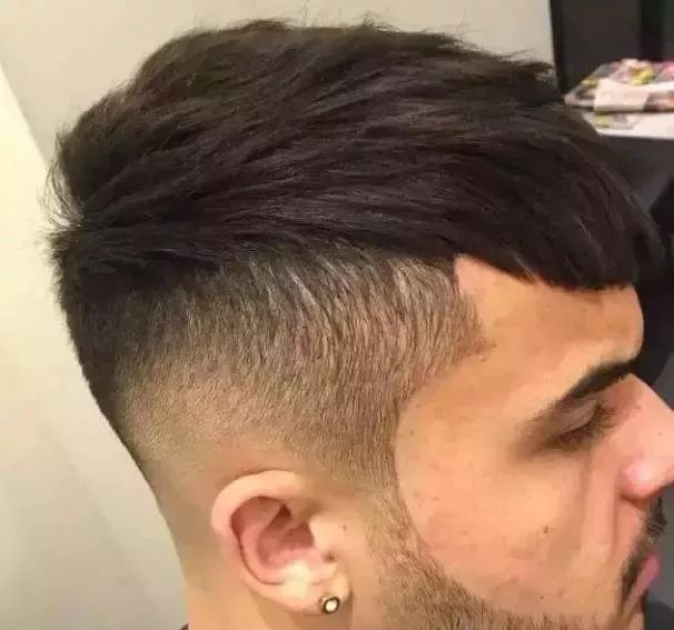 极短 bowl cut 发型这款发型跟上面说的fade haircut 极为相似.