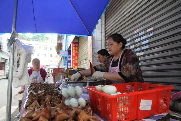 社会 正文  22年前,端午节前夕,郑大娘摆摊卖粽子,因食材新鲜味道好