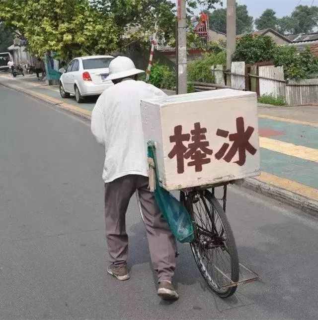 搞笑 正文  西瓜在凉水里"冰镇"一下,切开西瓜就开始抱着挖,小孩子们