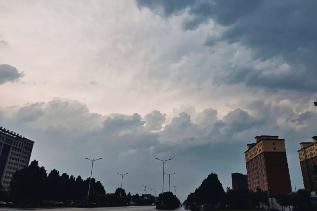 蓝天白云,暴雨倾盆,最后下起太阳雨…今天下午濮阳的天气简直妖孽了!