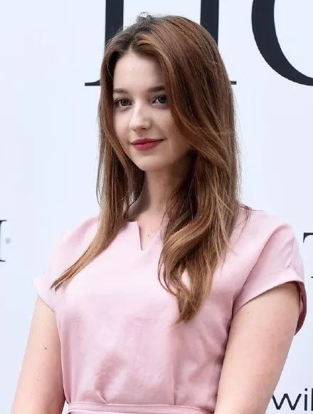 这个妹子叫作angelina danilova,中文名安吉丽娜·丹妮洛娃,俄罗斯