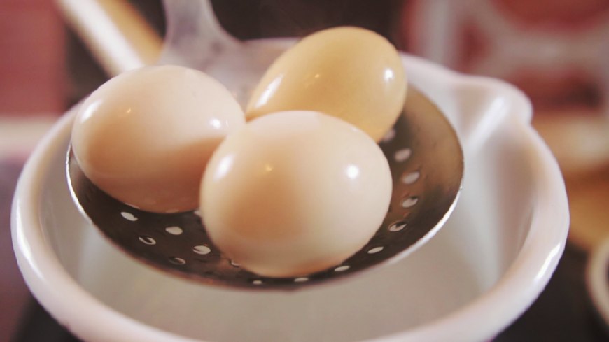 3. 把煮熟的鸡蛋捞出放入凉水中,放凉3分钟.