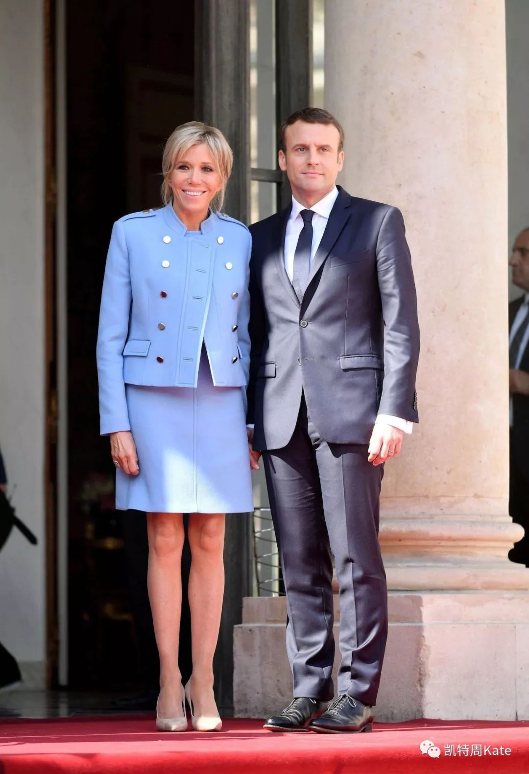 法国总统马克龙夫简介（69岁马克龙夫人裙摆终于过膝了！纯色长裙显嫩，44岁丈夫宠溺依旧） | 人物集