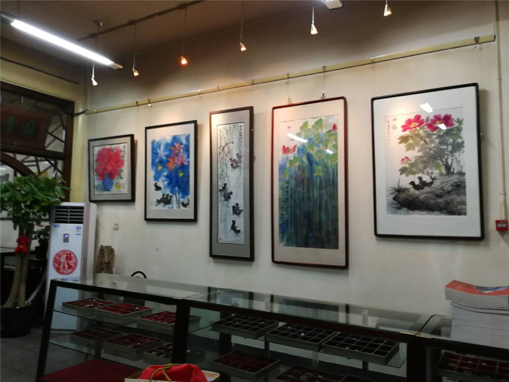 章津才先生前来观看展览︾画展现场2017年12月5日杨越我感激一生有