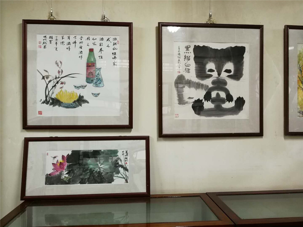 章津才先生前来观看展览︾画展现场2017年12月5日杨越我感激一生有