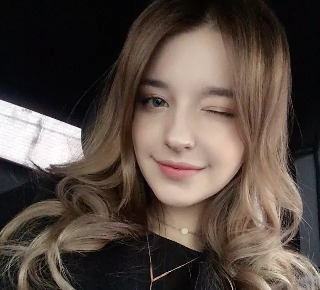 这个妹子叫作angelina danilova,中文名安吉丽娜·丹妮洛娃,俄罗斯