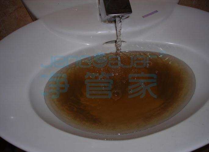 水龙头流出的脏水