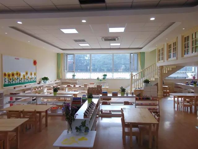 一般来说,3-6岁的蒙特梭利教室环境有明确的 工作区域划分,通常是五大