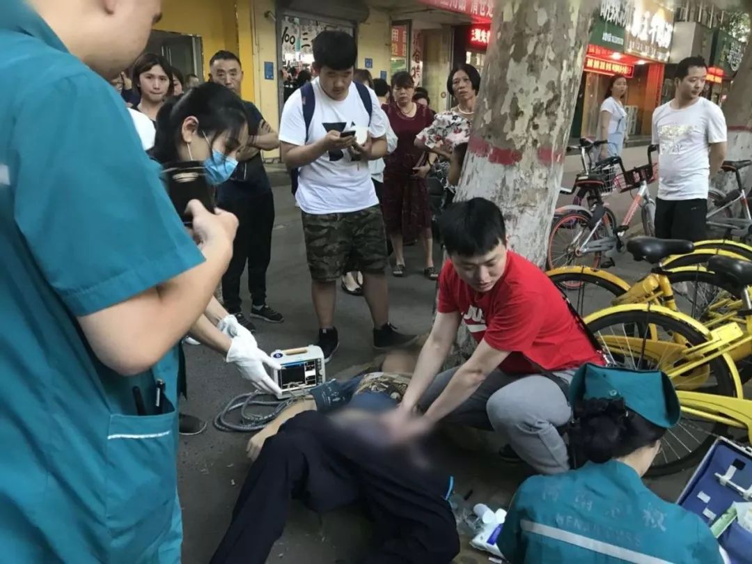 民警被男子持刀刺伤 大腿血流不止 手还保持这姿势-搜狐大视野-搜狐新闻