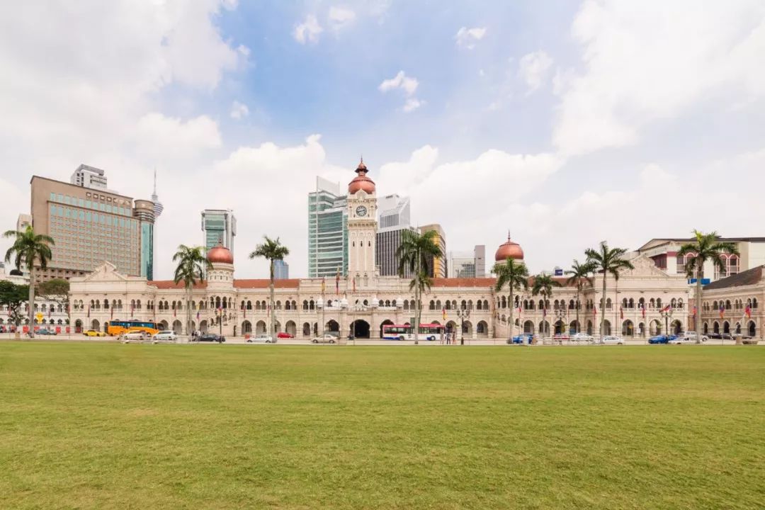 绿草如茵的吉隆坡独立广场是对马来西亚具有重要历史价值的地方,它