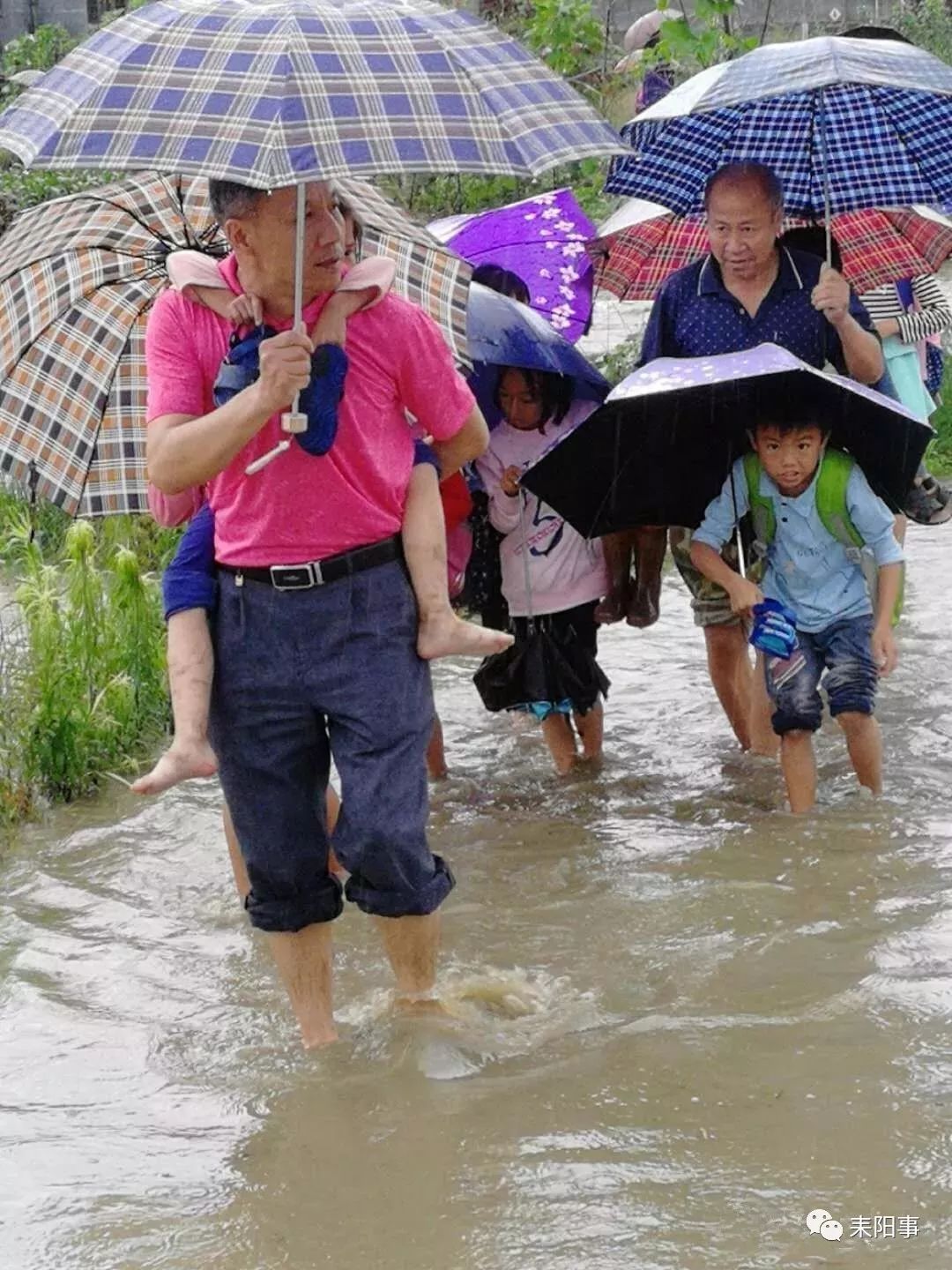 【聚焦】耒阳普降大雨当天,这些学校教师冒雨护送学生回家