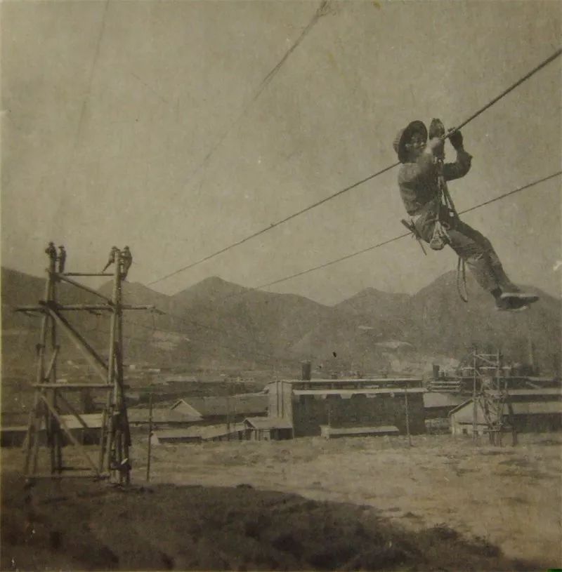 建设中,生产条件和生产水平受限,为了让电通往家家户户,挖地,树电线杆