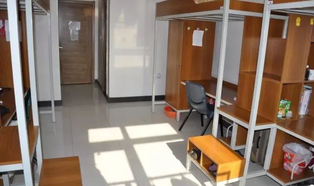教育 正文  6 沈阳城市学院 宿舍为四人寝,出入有电梯.