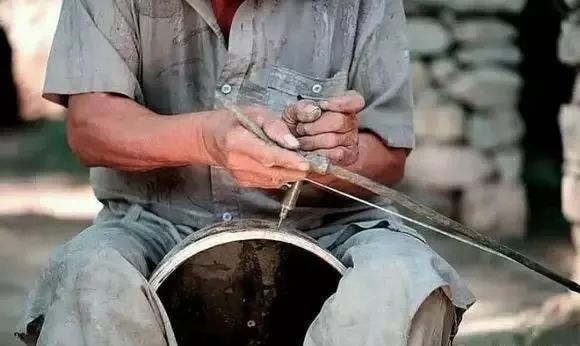 用家里以前的破锅破盆,废旧烂铁,铝等金属,给铸造手艺人个加工费!