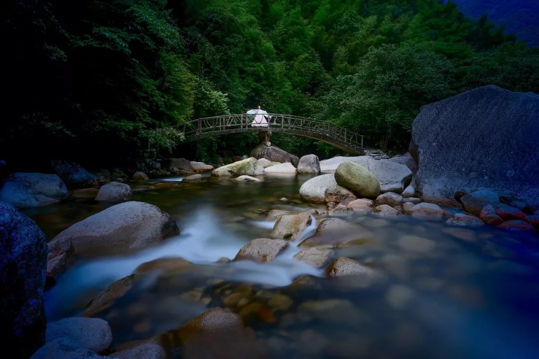 金庸笔下卧龙谷:梦幻水世界,佳人宛若在修仙.