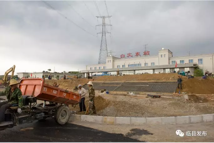 李双会深入临县白文东站站前广场项目现场办公