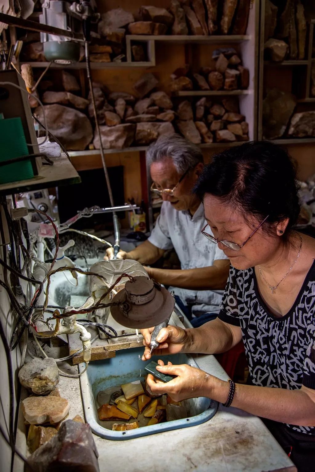 文化 正文  他的工作室就设在他那拥挤的房间内.