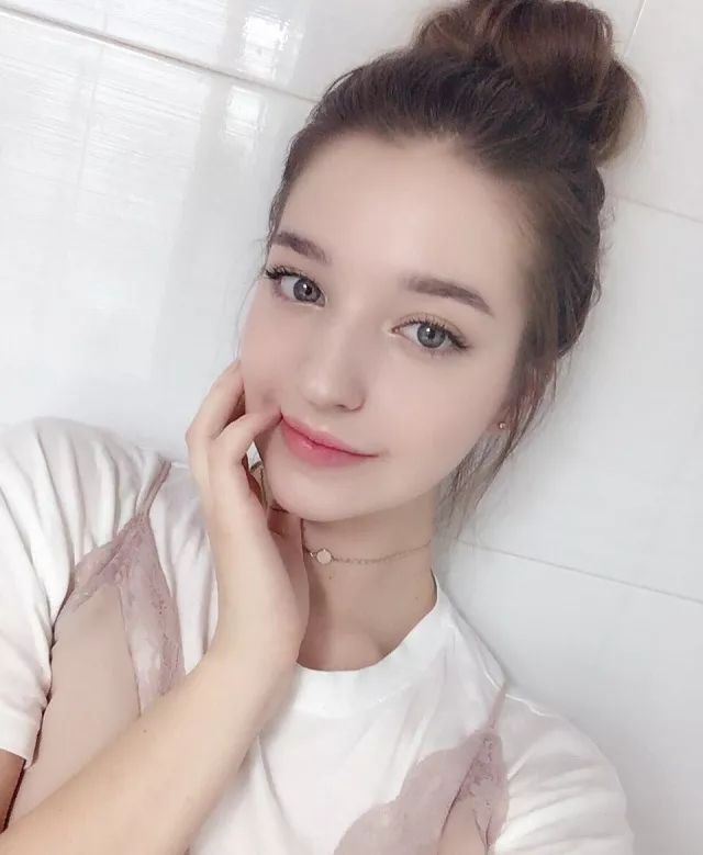 这个妹子叫作angelina danilova,中文名安吉丽娜·丹妮洛娃,俄罗斯