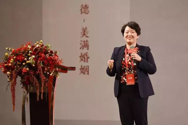 他拥有金夫人和金婚,现在他许愿世人婚姻美满