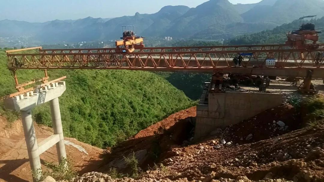 广南机场公路进入桥面铺设阶段,有望年底通车