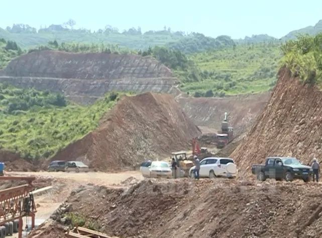 广南机场公路进入桥面铺设阶段,有望年底通车