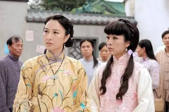 《陀枪师姐》剧组重聚!她曾是tvb女神,在巅峰时隐退,如今.