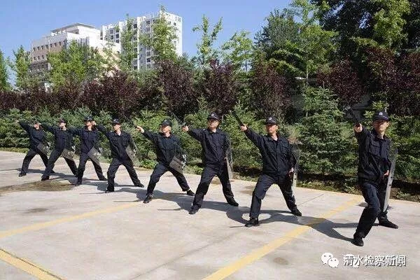 (天水市人民检察院组织司法警察进行警棍盾牌术训练)