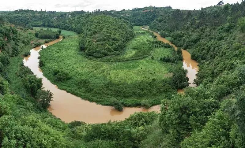 阿路龙景区有两条河贯穿其中,一条为马蹄河,一条为明月河,两河在