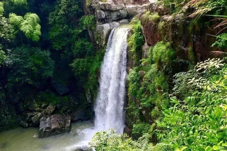 来腾蛟赤岩山看遍奇峰异石,探秘怪洞飞瀑