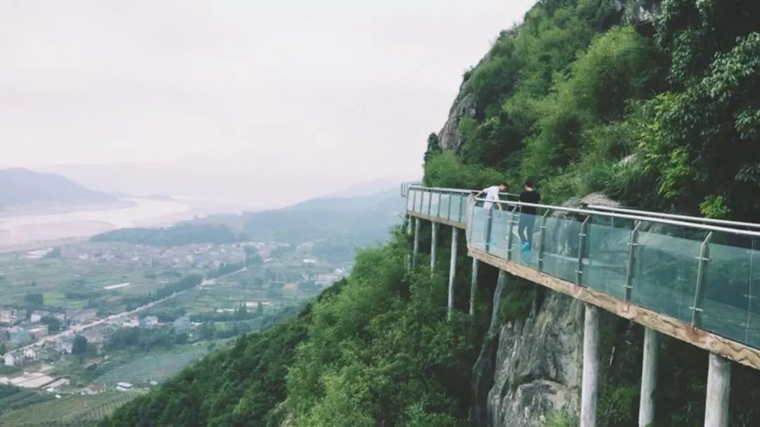 是宁波市乡村全域旅游示范区 该玻璃栈道位于 茅洋乡白岩下村仙岩风景