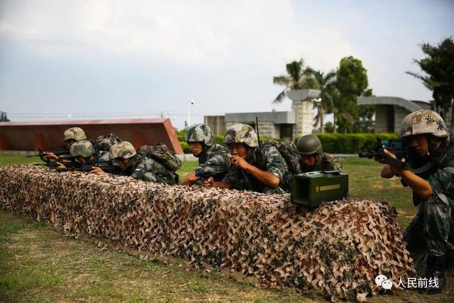 热点训练中官兵突然闯进满地残肢断臂的屋子